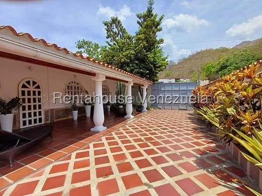 Beautiful and spacious house for sale Urb. Las Mayas, El Limón (26-14563)