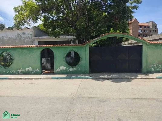 sells a lot of land, consisting of a house on Democracia Street - tucacas falcon carretera nacional moro c, 2055 Tucacas - Plot of land for sale