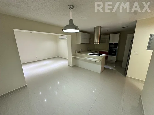 Second bathroom with tub