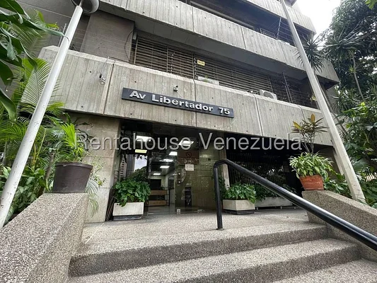 Commercial (office) for sale in La Campiña, Distrito Metropolitano