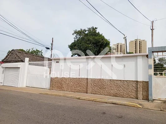 house villa WITH swimming pool for sale CANTA CLARO MARACAIBO VENEZUELA API 8701 - Image 2