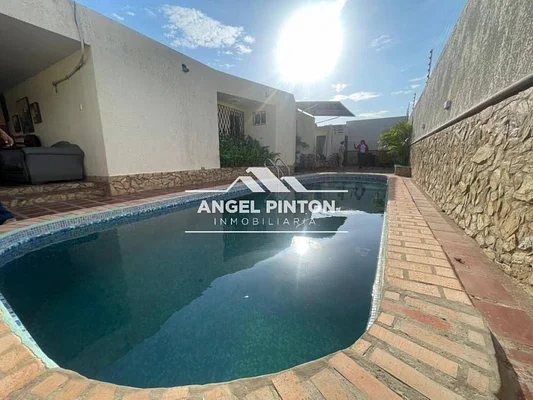 house villa WITH swimming pool for sale CANTA CLARO MARACAIBO VENEZUELA API 8701