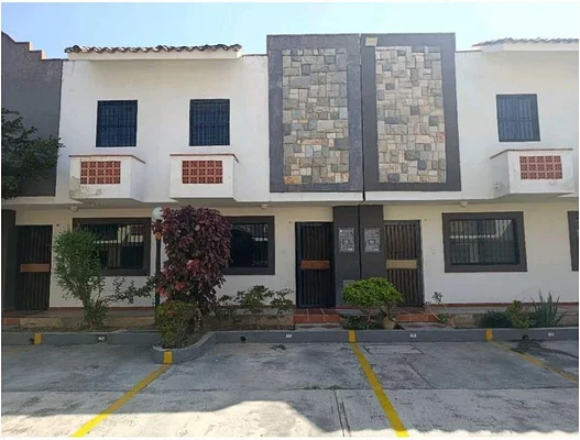 Townhouse in Urb Tazajal Naguanagua (clients only) - Image 2