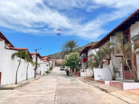 townhouse, for sale, In Colinas de Paraiso, Pampatar, Nueva Esparta, Isla de Margarita, 170 mt2, 3 Hab y 2+1/1 bathrooms - Inmuebles Margarita - 2 MIL