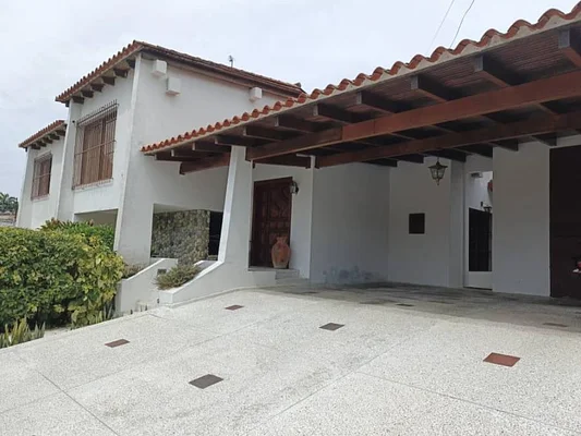 SISTERS MOTA SELL house IN COLINAS DE GUATAPARO