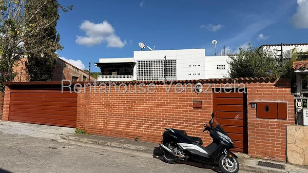 house (Duplex) for rent in Colinas de Bello Monte, Distrito Metropolitano