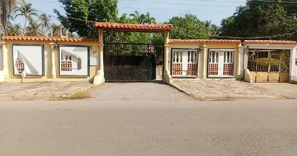 HA - BOCA DE UCHIRE. CASA QUINTA FACING THE CARIBBEAN SEA: THE PERFECT - Carretera via El Hatillo, Boca de Uchire CASA QUINTA , 6005 Boca De Chávez - 5 beds house for sale