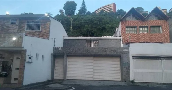 Modern House with Large Spaces - Carretera Baruta 623, 1080 CCS - 4 beds house for sale