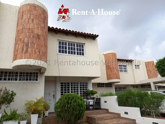23-35990 For sale townhouse in Los Chaguaramos..Karem Bernal