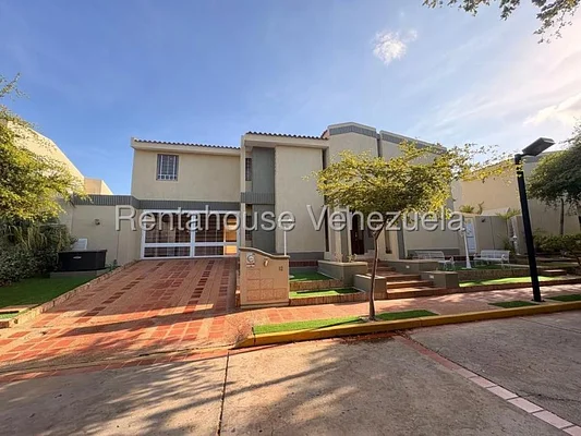 Majestic townhouse for sale Villa Antañona, zona norte, Doral Norte.