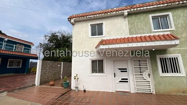 townhouse for sale In Sector Panamericano Zona Oeste ..KAREMBERNAL