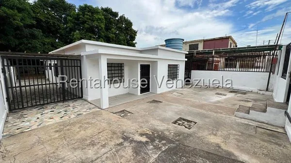 Rental of house Commercial near Stores Total La Limpia ..KAREMBERNAL - CAA264731