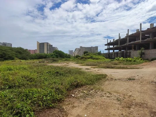 land on Avenida Raul Leoni, Bella Vista sector, Porlamar, via el Morro