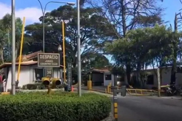 Luxurious house with 6 parking spaces located in El Junko Country Club for sale