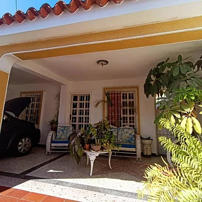for sale! house on 2 levels in Urb Los Apamates, Guacara