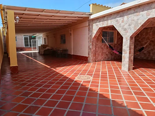 house + 3 Apartments, for sale, On Avenida Terranova, Calle San Francisco, Nueva Esparta, Isla de Margarita, 555 Mt2, 13 Bedrooms and 10 bathrooms - Inmuebles Margarita - 2 MIL