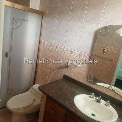 apartment (1 Level) for rent in Cumbres de Curumo, Metropolitan District - Image 10