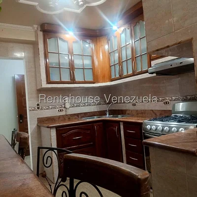 apartment (1 Level) for rent in Cumbres de Curumo, Metropolitan District - Image 3
