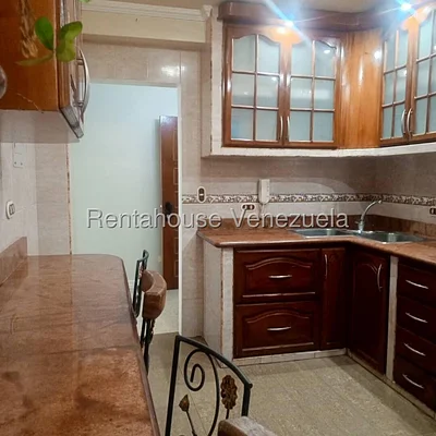 apartment (1 Level) for rent in Cumbres de Curumo, Metropolitan District - Image 5
