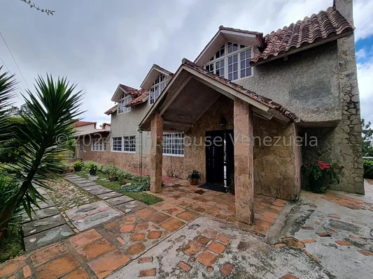 Beautiful house for sale in country style, located in private and exclusive residential development, Club de Campo
