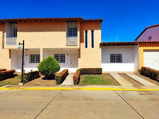 BEAUTIFUL AND SPACIOUS townhouse IN PORLAMAR