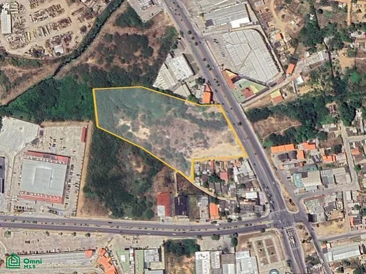 Commercial land in a high-traffic area - Av. Circunvalacion Norte Frente Casita Roja, 6301 Porlamar - Plot of land for sale