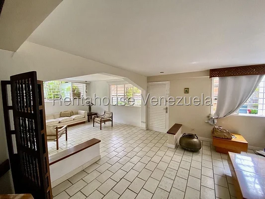 house (Multiple Levels) for rent in Lomas de Prados del Este, Distrito Metropolitano - Image 4