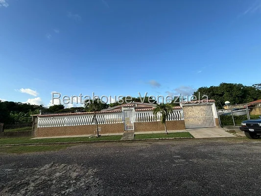 house (1 Level) for sale in Club Campestre El Paraiso, Miranda - Image 3
