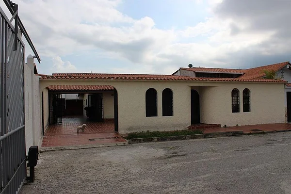 For Sale Spacious house in residential development San Antonio in Mérida Ideal for Large Families