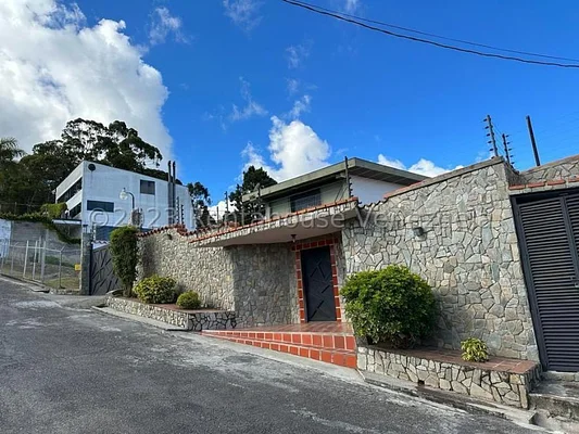 Beautiful and Comfortable house for sale La Peña, San Antonio de Los Altos, Calle Privada 24-2160