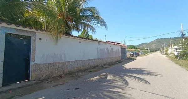 SPACIOUS HOUSE IN LA MIRA OF PLAYA EL AGUA TO REMODEL - Silvar la mira, 6324 Paraguachí - 3 beds house for sale