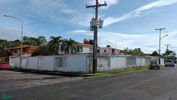 Quinta located on the corner. Commercial Potential. Av. Alianza. Carry - Diagonal al Banco Exterior Av Alianza, 3301 Acarigua - 4 beds house for sale