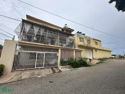 Apartment Building and Commercial Premises in Maracaibo - Calle 68, Sector Santa Maria Casa Quinta Residencial/C, 4001 Maracaibo - 8 beds house for sale