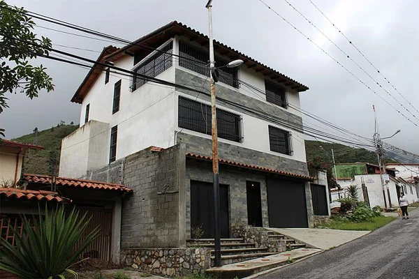 For Sale Large house of 379 Mts² brand new In La Pedregosa Mérida