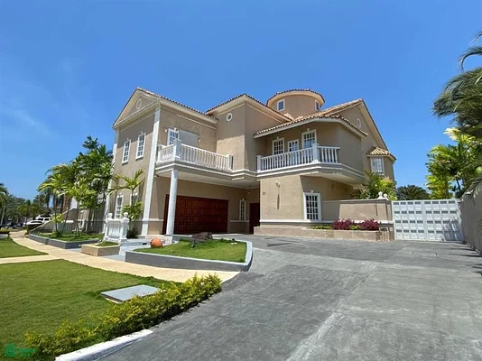 House for Sale in Lechería C.R Las Villas - Octavio Camejo C.R LAS VILLAS, 6016 Lecheria - 7 beds house for sale