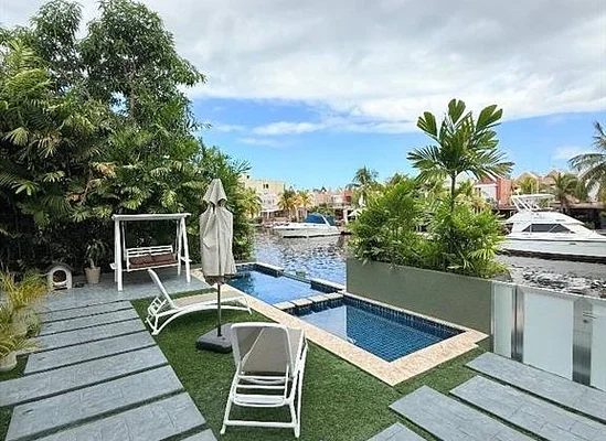 La Guarimba residential complex - dairy - Av. R-9 La Guarimba, 6016 Lecheria - 6 beds house for sale
