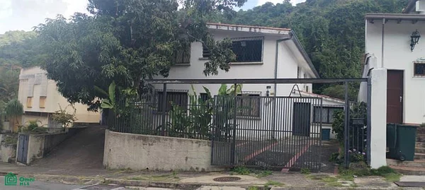 Bright and airy house for sale in Santa Sofia Urb., Baruta Municipality - Calle Santa Sofia Sur Casa No. 49, 1061 CCS - 8 beds house for sale