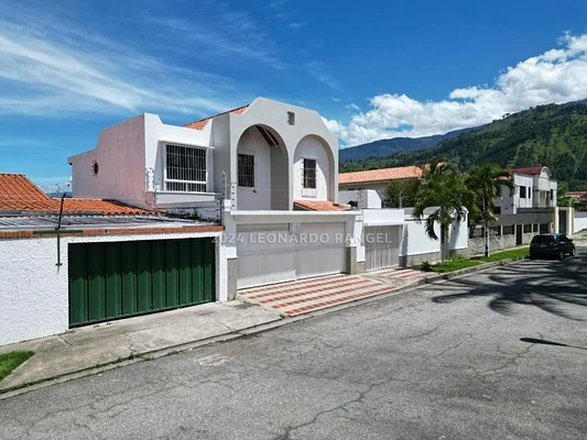 Luxurious and Comfortable house For Sale, 476 m² in Altochama, Mérida. - Image 2