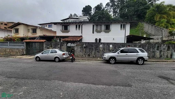 Alto Hatillo House in Vta: Discover the treasure can offer you with FINANCING - Avenida La Colina Quinta Los Diaz, 1061 CCS - 12 beds house for sale - Image 3