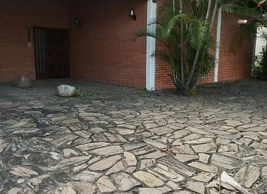 LARGE HOUSE TO REMODEL IN A GATED COMMUNITY IN THE EAST OF THE CITY - Avenida Italia entre carreras Paseo Hípico y Sant 152, 3001 Barquisimeto - 5 beds house for sale