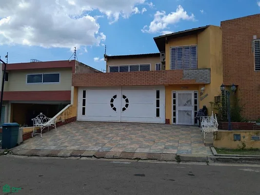 Spacious 5 Bedroom Townhouse in Guyana Country Club - Avenida Pacífico Guayana Country Club, 8050 Guayana City - 5 beds apartment for sale