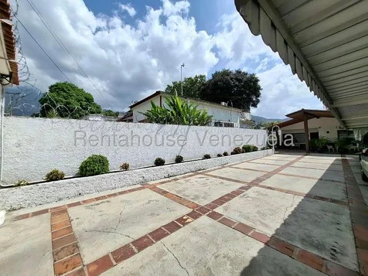 Spacious house for sale in the best location in El Limón - Maracay Code 26-13244
