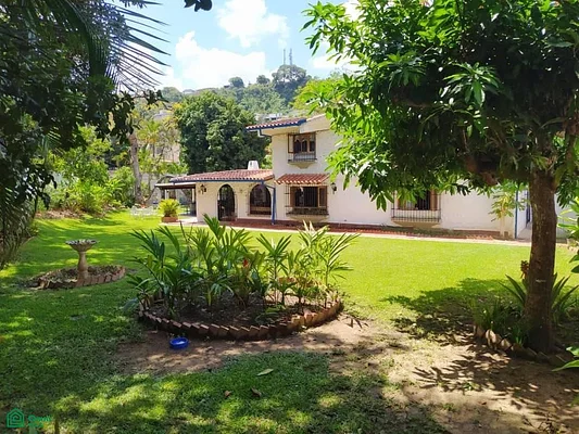 Prados del Este Enviable House for Sale, Spacious and Beautiful Garden - Calle Falcon Prados del Este Quinta, 1080 CCS - 6 beds house for sale