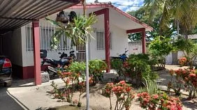 For Sale house 2 levels in Urb Los Apamates, Guacara - Image 2