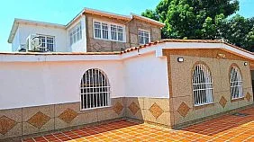 For Sale house 2 levels in Urb Los Apamates, Guacara - Image 3