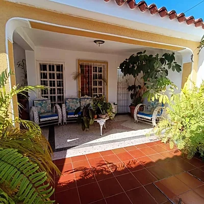For Sale house 2 levels in Urb Los Apamates, Guacara