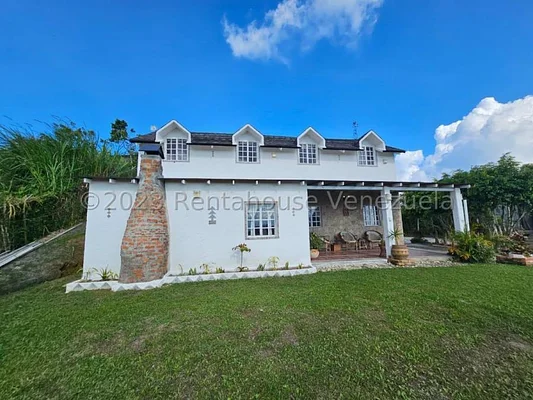 Gorgeous house for sale, San Antonio de Los Altos. Spacious garden Calle Cerrada