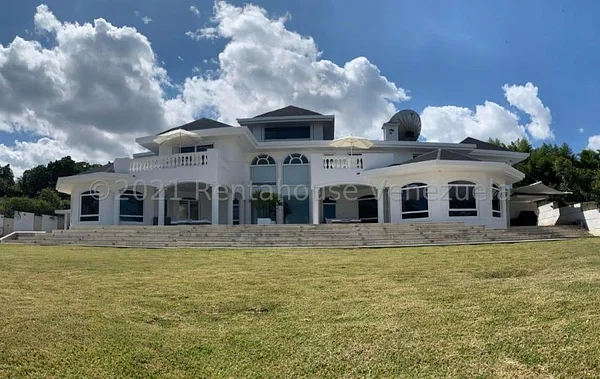 Ideal house in LA LAGUNITA, BEAUTIFUL AND IMMACULATE. Ma Gabriela Tirado