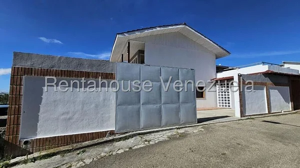 Comfortable house Duplex with terrace for sale Club De Campo, San Antonio de los Altos 25-9337