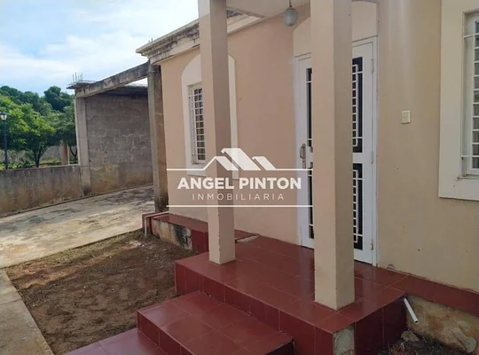 CLOSED VILLA FOR SALE AV INTERCOMUNAL SANTA RITA VENEZUELA API 8521